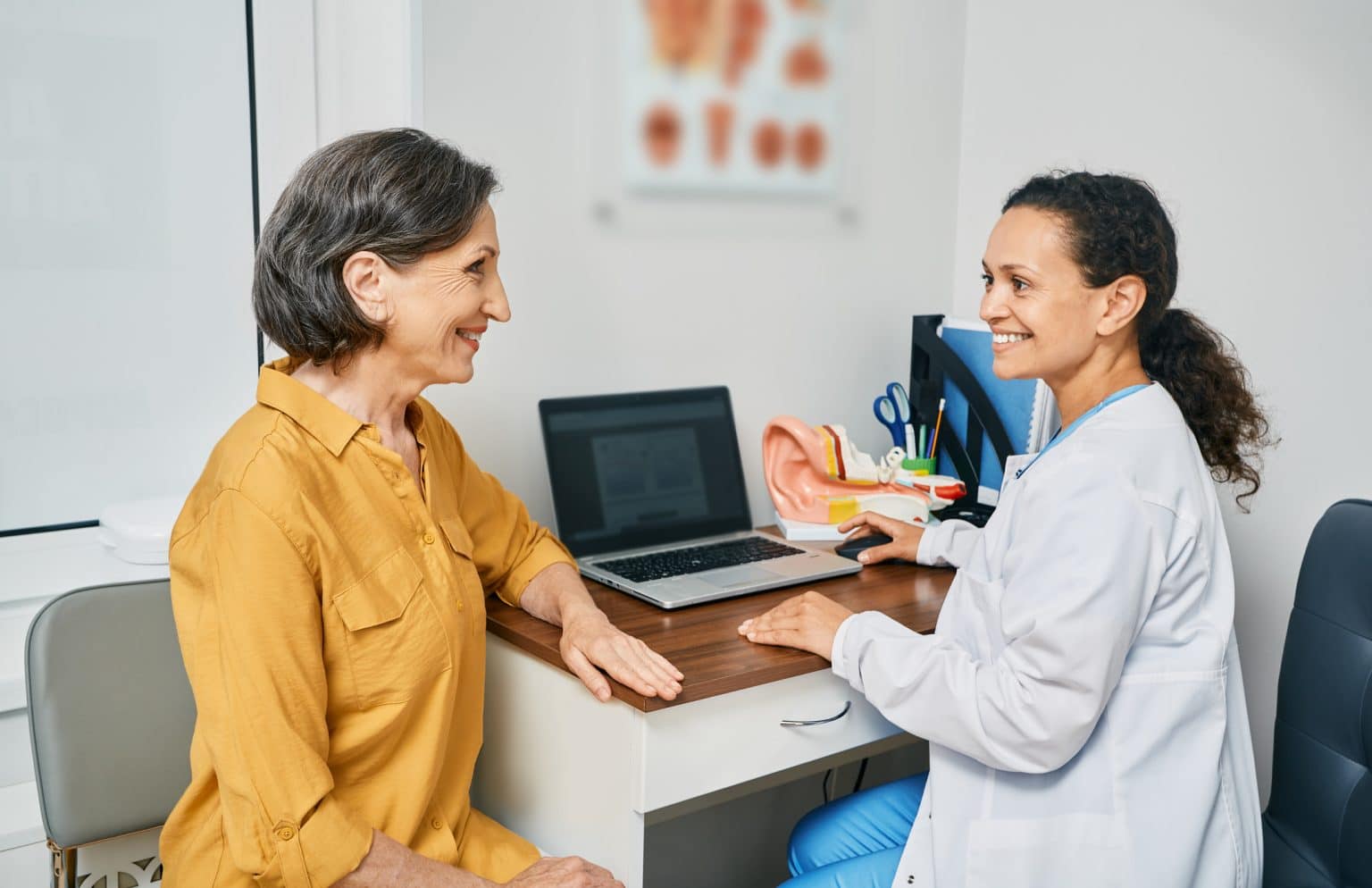 Woman talking to audiologist about hearing loss.